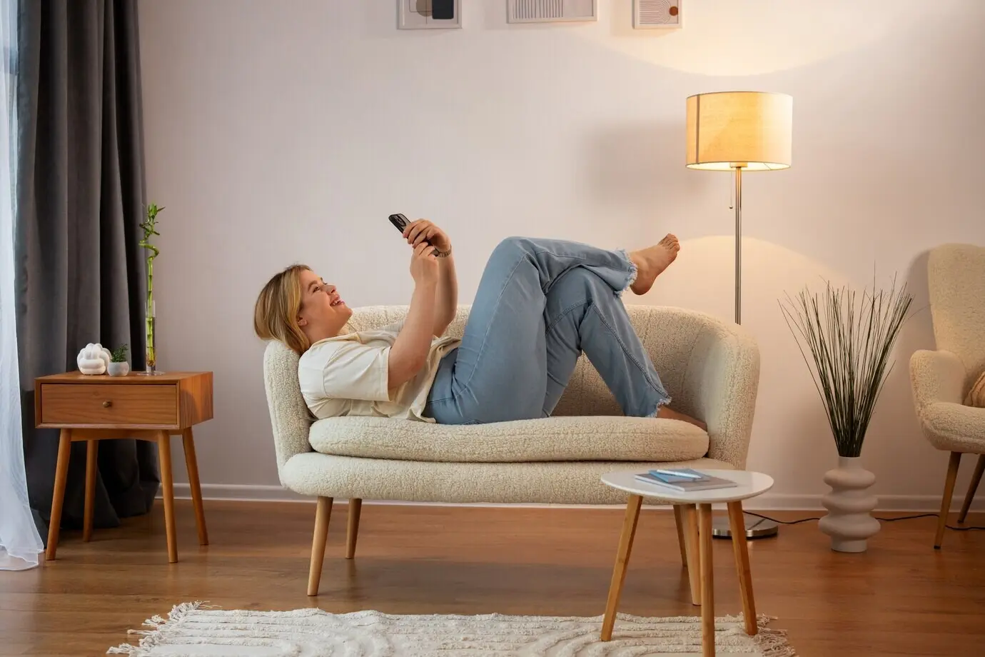 Ganzkörperaufnahme einer Frau, die Videoanrufe tätigt.